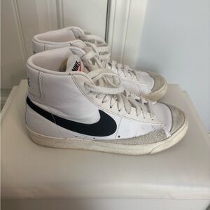 Nike Women’s Blazer Mid 77 Shoes